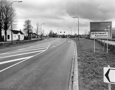 847351 Gezicht over de S13 (de secundaire provinciale weg Utrecht-Wijk bij Duurstede), met links de ingang van de ...
